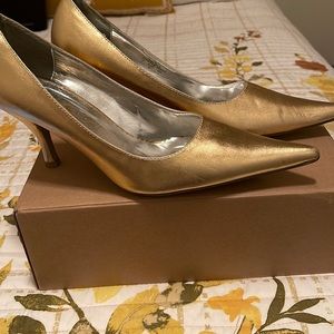 Gold pointy Toe pump